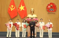 Phó Viện trưởng Thường trực VKSND tối cao Nguyễn Huy Tiến trao quyết định những người được bổ nhiệm giữ chức vụ lãnh đạo. Ảnh: kiemsat.vn