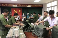 Tang vật là hơn 100 tỉ đồng tiền mặt và nhiều thùng hồ sơ, chứng tư liên quan. Ảnh: CACC