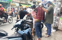 Tiếp nhận thông tin từ báo Pháp Luật TP.HCM, ngày 15-11, các trinh sát Công an quận Bình Thạnh đã bắt giữ Trần Quang Khải - người đã bán methadone. Ảnh: TÂN - YÊN