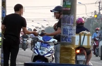 Người tên Vũ gặp mặt, giao hàng là giấy tờ giả cho khách.