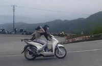 2 vợ chồng ‘diễn xiếc’ trên đèo Hải Vân bị khởi tố