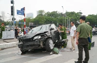Ô tô lao vào hàng loạt xe dừng đèn đỏ ở Hà Nội, 17 người bị thương 