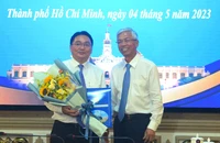 Phó Chủ tịch UBND TP.HCM Võ Văn Hoan trao quyết định cho ông Nguyễn Trần Bình. Ảnh: LÊ THOA