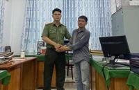 Công an Quảng Ngãi giúp 1 công nhân xây dựng nhận lại 25 triệu chuyển khoản nhầm
