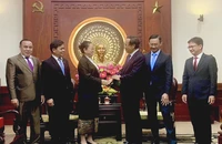 Bí thư TP.HCM Nguyễn Văn Nên tiếp Tổng Lãnh sự Lào chào từ biệt