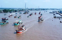 Tàu ra vào cửa biển Gành Hào, Bạc Liêu.