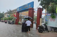 Mưa lớn, 1 trường tiểu học ở Hà Nội bị ngập sâu