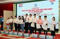 Trưởng ban Tuyên giáo Tỉnh ủy Bạc Liêu Tạ Trung Dũng cùng Phó Tổng Biên tập báo Pháp Luật TP.HCM Nguyễn Thái Bình trao tặng quà và học bổng cho các em học sinh.