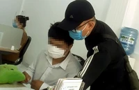 “Cò” Hải hướng dẫn người mua thận các thủ tục xét nghiệm chuyên sâu để tìm người mua thận phù hợp.