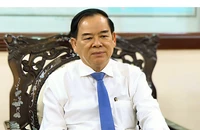 Tàu cá của ngư dân Bến Tre cập cảng, chuyển hải sản lên cảng cá Ba Tri sau chuyến ra khơi bội thu.