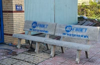 Nhiều ghế đá ở Long An bị sơn quảng cáo cá cược