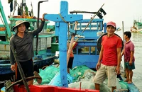 Ngư dân tỉnh Bình Thuận phấn khởi chuẩn bị cho chuyến ra khơi mới nhiều hy vọng bội thu. 