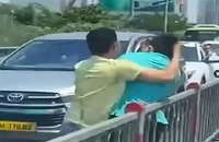 2 tài xế taxi chặn đường, đánh nhau trên cầu Kênh Tẻ