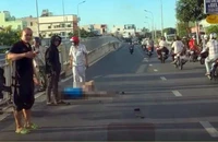 Người đàn ông đang đi xe máy bất ngờ bị đâm gục từ sau lưng