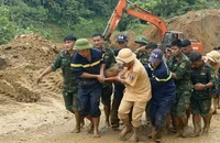 Khoảng 500 người tham gia tìm kiếm nạn nhân vụ sạt lở đất trúng vào xe 16 chỗ ở Hà Giang