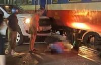 Vụ ô tô bán tải bị tàu hoả tông ở Đồng Nai: 4 người trong ô tô bị văng ra đường sau khi bị tông