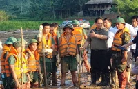 Thủ tướng Phạm Minh Chính đến hiện trường vụ sạt lở ở Làng Nủ