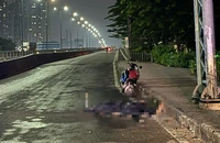 1 phụ nữ tử vong cạnh xe máy đang dựng ở cầu Sài Gòn