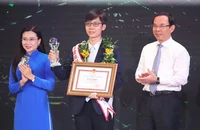 Việc xây dựng đội ngũ trí thức có vai trò rất quan trọng để TP.HCM phát triển theo định hướng trở thành TP toàn cầu. Trong ảnh: Bí thư Thành ủy TP.HCM Nguyễn Văn Nên (phải) trao bằng khen cho công dân trẻ tiêu biểu TP. Ảnh: HẢI NHI