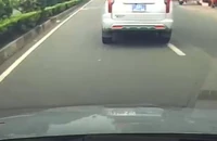 Tài xế taxi ôm CSGT cảm ơn vì giúp đưa bé trai đi cấp cứu kịp thời