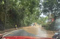 Bùn đất tràn kín mặt đường, nhiều tuyến quốc lộ ở Tuyên Quang ách tắc