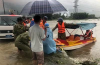 Mưa lớn chưa từng ghi nhận, thủy điện xả lũ ồ ạt: Huế, Đà Nẵng ngập trong biển nước