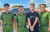 Công an xã đuổi theo xe khách bắt nghi can cướp giật tiệm vàng ở TP.HCM 