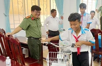 Cục An ninh nội địa tặng xe đạp cho học sinh và quà cho người dân ở Cần Thơ, Vĩnh Long