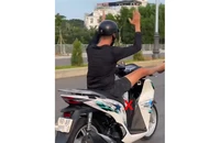 CSGT Đồng Nai tịch thu xe máy SH của nam thanh niên lái xe bằng chân