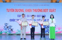 Chủ tịch tỉnh Lâm Đồng tặng Bằng khen học sinh đoạt Huy chương Vàng Robotics thế giới