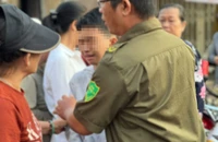 Tiếng khóc xé lòng của nam sinh bên thi thể mẹ giữa ngã ba đường
