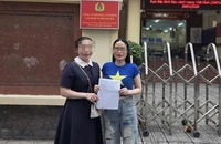 Công an phường Tân Bình hỗ trợ người dân nhận lại tiền chuyển nhầm