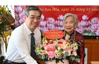 Lãnh đạo TP.HCM trao Huy hiệu 80 năm tuổi Đảng cho bà Nguyễn Thị Kim Chi 
