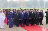 Chùm ảnh: Lãnh đạo Đảng, Nhà nước và các đại biểu Quốc hội khóa XVI vào Lăng viếng Chủ tịch Hồ Chí Minh