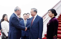 Bí thư Thành ủy Bắc Kinh đón Tổng Bí thư, Chủ tịch nước Tô Lâm và Phu nhân ngay chân cầu thang máy bay