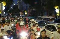 Hàng ngàn người đổ về đón giao thừa, tạo nên khung cảnh kẹt xe, chen chúc ở trung tâm Thành phố