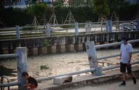 Trẻ em vô tư chơi đùa bên bờ kênh không rào chắn