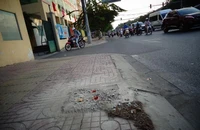 Đã bứng trụ thép nguy hiểm trên vỉa hè