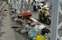 Những cây cầu đầy rác