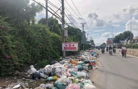 Những bãi rác 'khủng' ngang nhiên nằm giữa phố