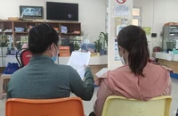 Người lao động xếp hàng rút BHXH 1 lần: Đã đến lúc cần 'khai tử' sổ BHXH giấy