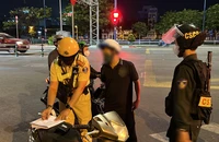 Vi phạm nồng độ cồn mức cao, người đàn ông bỏ luôn xe máy 