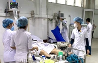 Các bác sĩ đang hồi sức tim phổi cho bệnh nhân tại phòng cấp cứu.