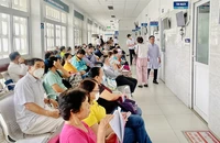 Bệnh nhân đang chờ khám bệnh tại BV Thống Nhất (TP.HCM). Ảnh: THẢO PHƯƠNG
