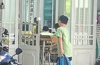 Vấn đề là làm sao để giảm tải chương trình để học sinh không còn phải học thêm. Trong ảnh: Học sinh đến lớp học thêm sau giờ học. Ảnh: NGUYỄN QUYÊN