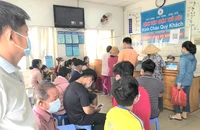 Người dân đang chờ khám bệnh tại Phòng khám đa khoa vệ tinh Linh Xuân, TP Thủ Đức, TP.HCM. Ảnh: THẢO PHƯƠNG