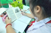 Kỷ luật bằng đọc sách sẽ giúp học sinh rút ra bài học, trải nghiệm cảm xúc tự thân thông qua những câu chuyện. Ảnh: NGUYỄN QUYÊN