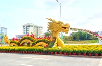 Linh vật rồng ở Vĩnh Long dẫn đầu đường gốm và hoa dài nhất Việt Nam 
