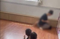 TP.HCM: Cô giáo mầm non ngồi lên người trẻ để cho ăn
