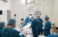 Báo động đỏ, nỗ lực cấp cứu 1 người nước ngoài bị đâm thấu ngực...